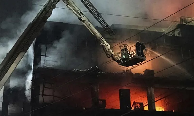 Bắt chủ sở hữu tòa nhà xảy ra vụ cháy làm 27 người chết ở Ấn Độ